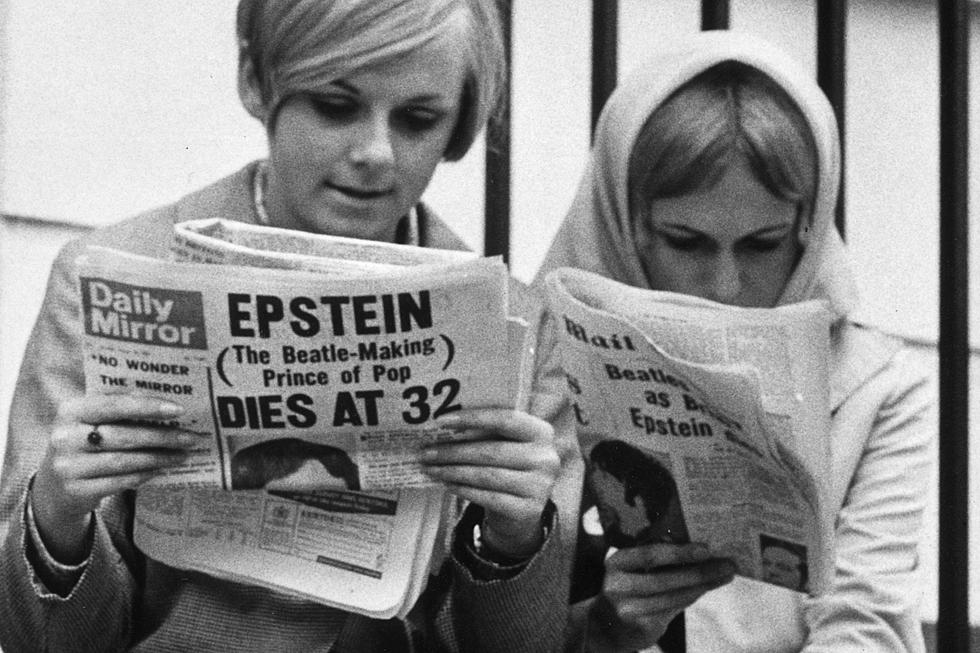 Capas de jornais anunciando o falecimento de Epstein (Foto: Reprodução)