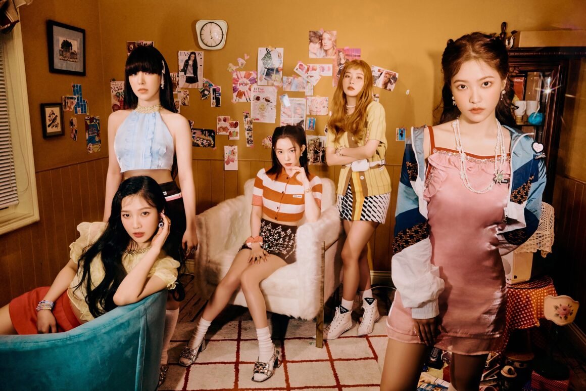red velvet queendom concept photo
