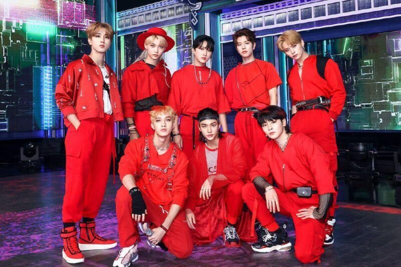 STRAY KIDS