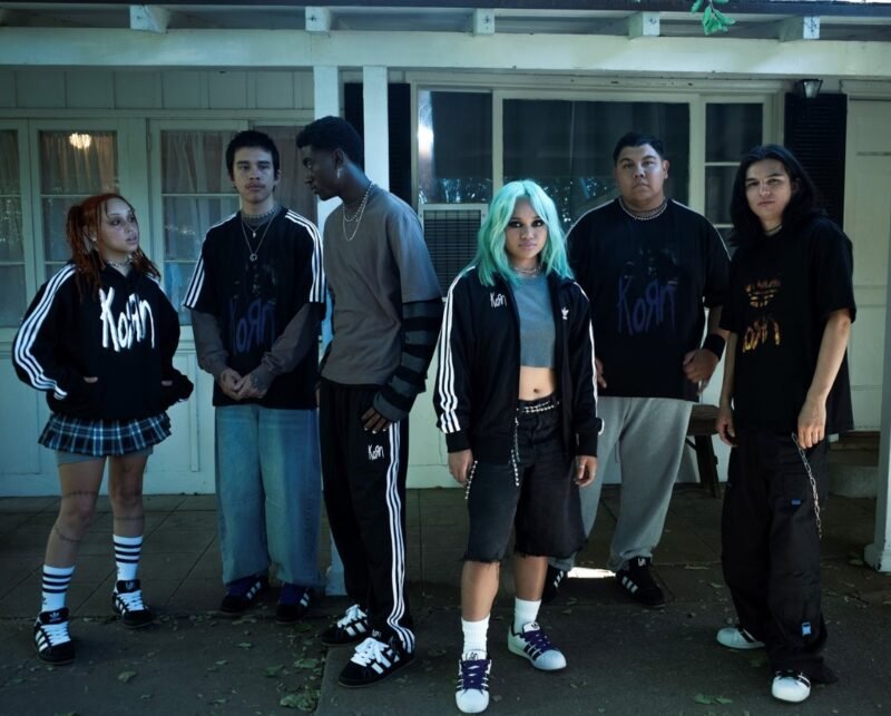 Photoshoot da coleção KoRn x Adidas. Créditos: ADIDAS