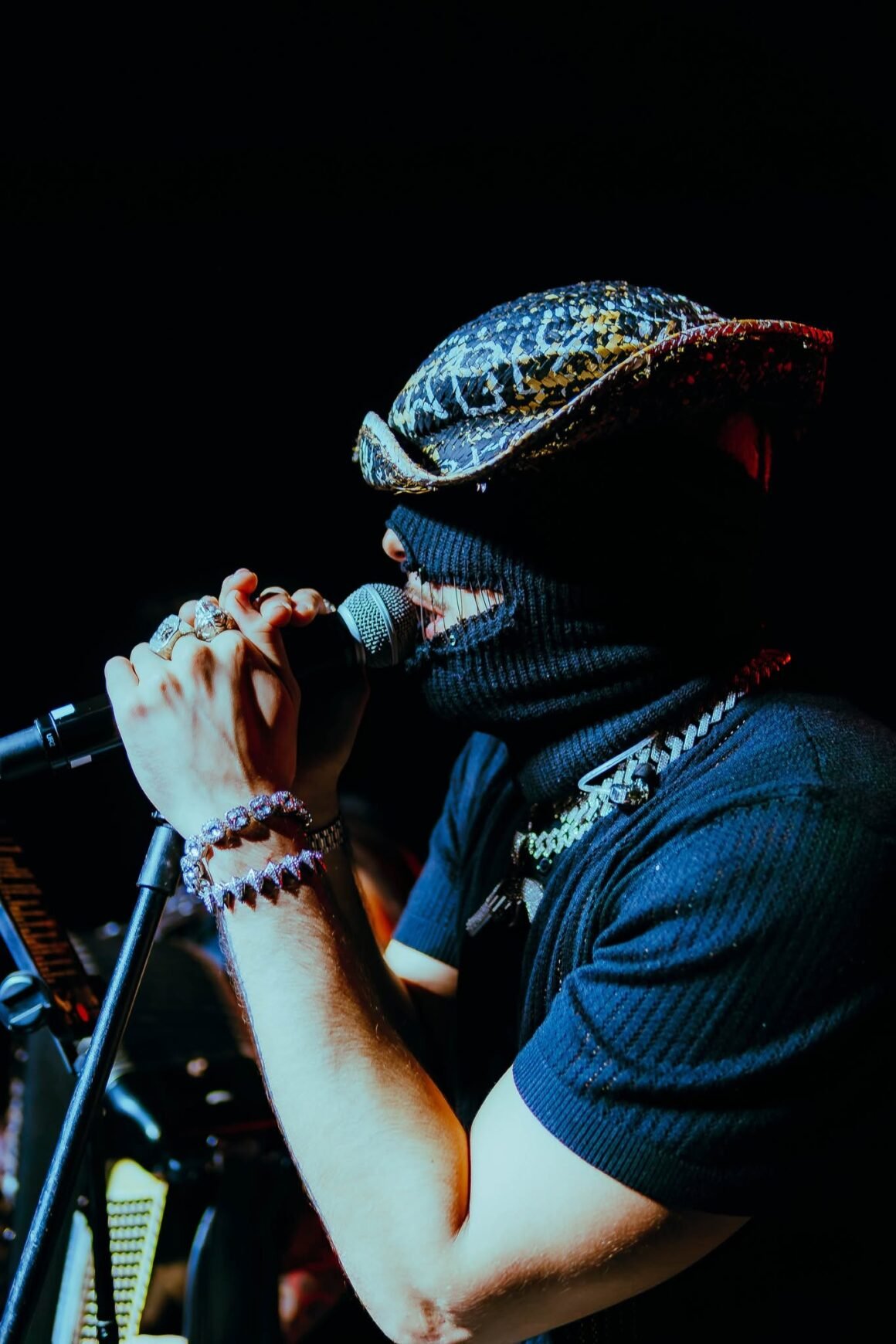 Dupê em show na E eu que era Emo?, no Rio de Janeiro. Créditos: Thais Barros (@speccula)