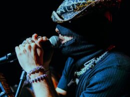 Dupê em show na E eu que era Emo?, no Rio de Janeiro. Créditos: Thais Barros (@speccula)