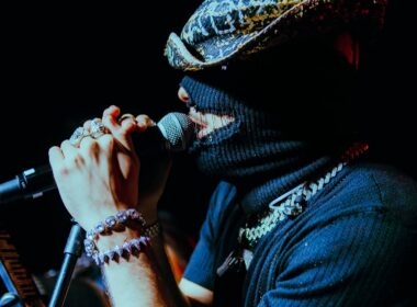 Dupê em show na E eu que era Emo?, no Rio de Janeiro. Créditos: Thais Barros (@speccula)