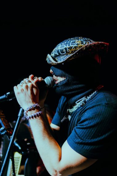 Dupê em show na E eu que era Emo?, no Rio de Janeiro. Créditos: Thais Barros (@speccula)