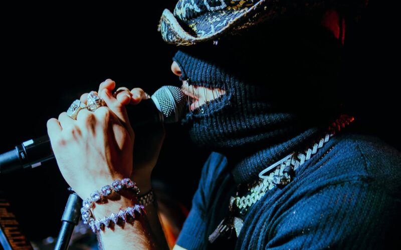 Dupê em show na E eu que era Emo?, no Rio de Janeiro. Créditos: Thais Barros (@speccula)