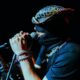 Dupê em show na E eu que era Emo?, no Rio de Janeiro. Créditos: Thais Barros (@speccula)