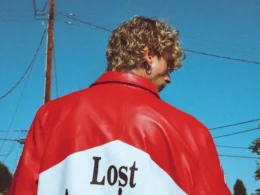 Capa do álbum de mgk 'lost americana'(2025). Créditos: Sam Cahill