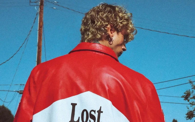 Capa do álbum de mgk 'lost americana'(2025). Créditos: Sam Cahill