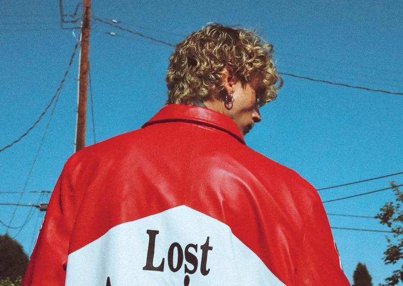 Capa do álbum de mgk 'lost americana'(2025). Créditos: Sam Cahill