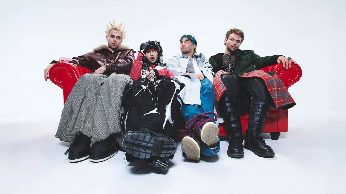 5 Seconds Of Summer em photoshoot para o álbum "EVERYONE'S A STAR". Créditos: Divulgação