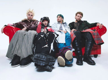 5 Seconds Of Summer em photoshoot para o álbum "EVERYONE'S A STAR". Créditos: Divulgação
