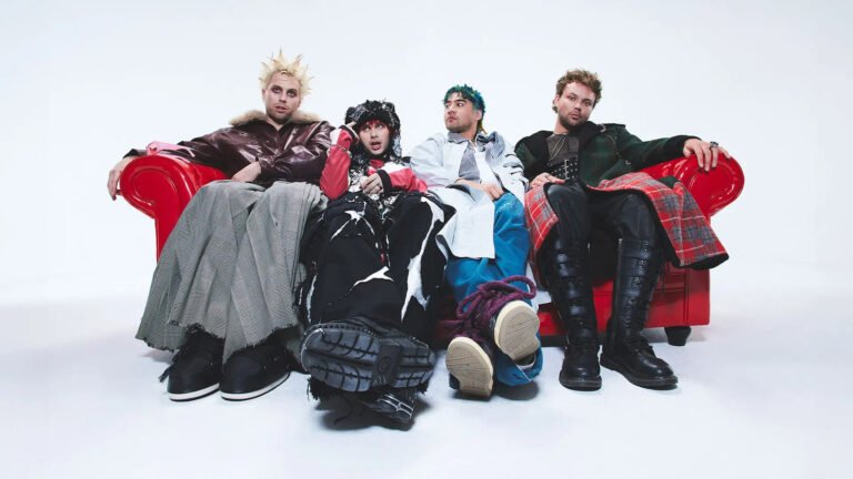 5 Seconds Of Summer em photoshoot para o álbum "EVERYONE'S A STAR". Créditos: Divulgação