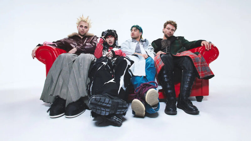5 Seconds Of Summer em photoshoot para o álbum "EVERYONE'S A STAR". Créditos: Divulgação