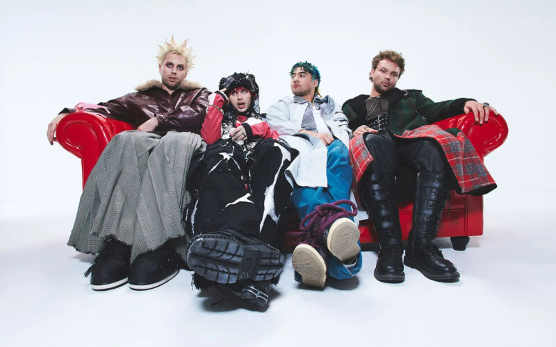 5 Seconds Of Summer em photoshoot para o álbum "EVERYONE'S A STAR". Créditos: Divulgação