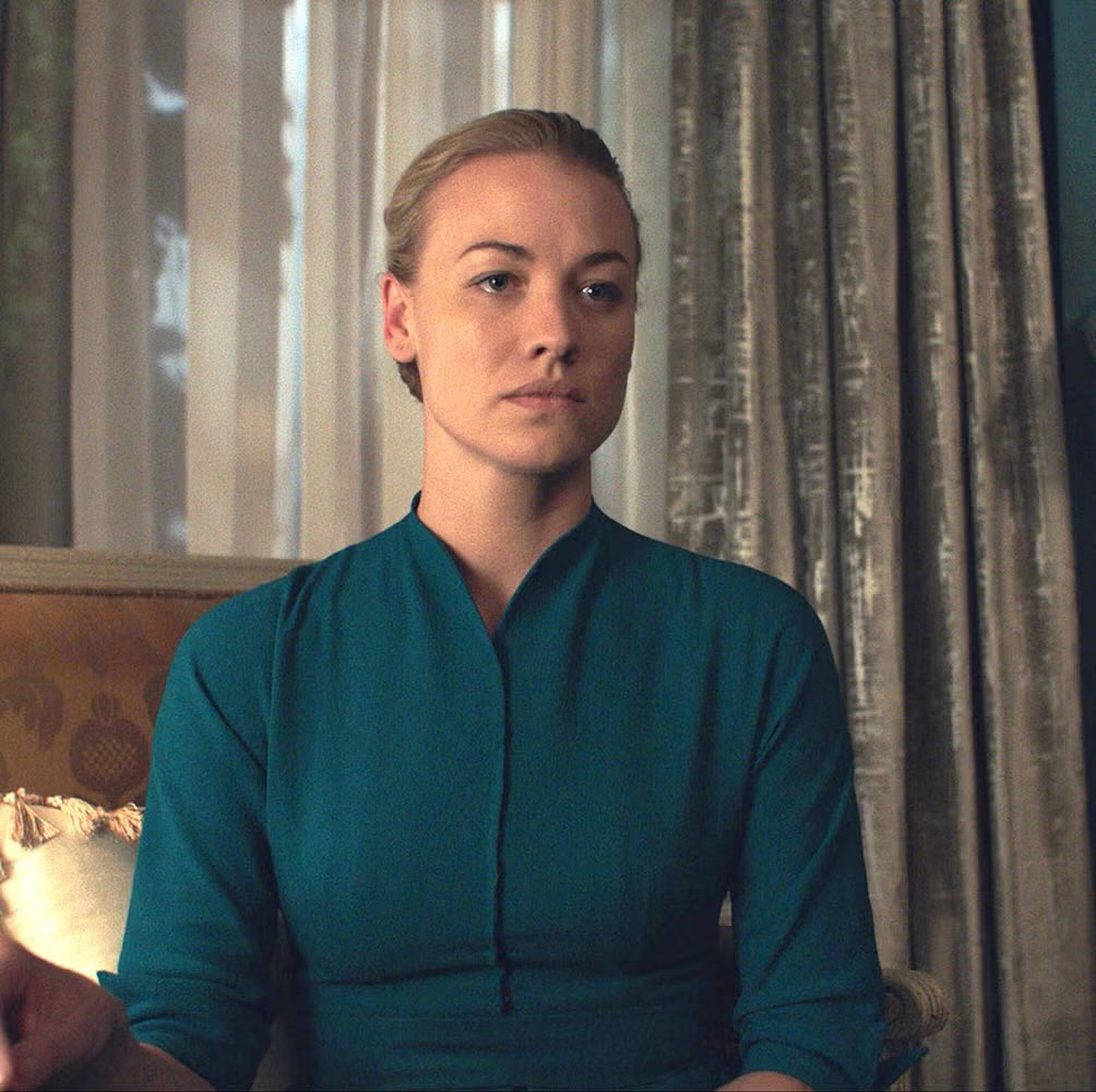No filme "O Conto de Aia", Serena Joy é interpretada pela atriz Yvonne Strahovski. Créditos: Disney+