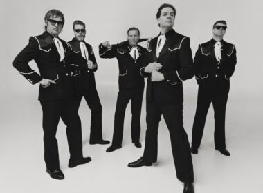 The Hives em foto de divulgação. Créditos: Dean Bradshaw