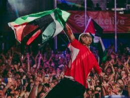 Macklemore com a bandeira da Palestina durante seu show. Créditos: Instagram @macklemore
