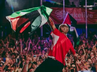 Macklemore com a bandeira da Palestina durante seu show. Créditos: Instagram @macklemore