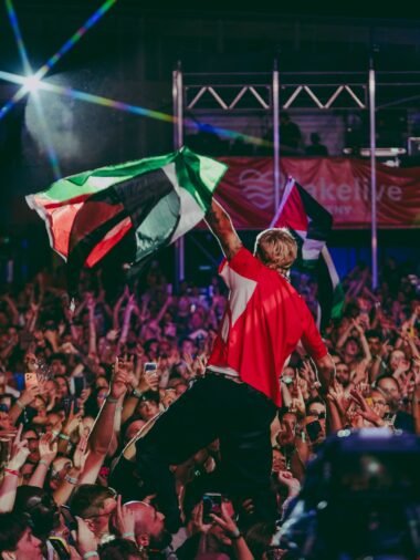 Macklemore com a bandeira da Palestina durante seu show. Créditos: Instagram @macklemore