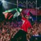 Macklemore com a bandeira da Palestina durante seu show. Créditos: Instagram @macklemore