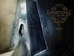 Capa da edição comemorativa de 20 anos do álbum "The Open Door", do Evanescence. Créditos: Divulgação